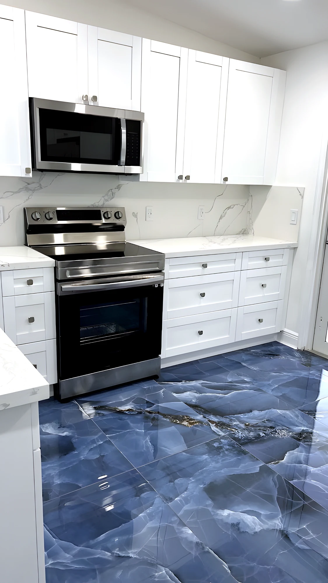 Cocina blanca con backsplash de cuarzo veteado y piso de porcelanato ónix azul